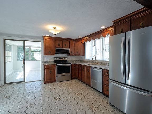 4th image of 40 Woodlawn Ave