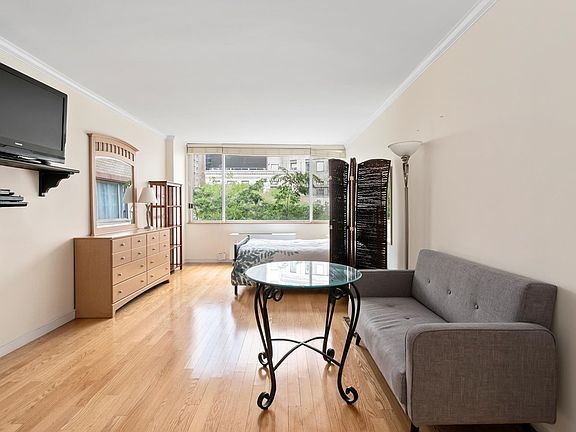3rd image of 350 W 50th St APT 4R