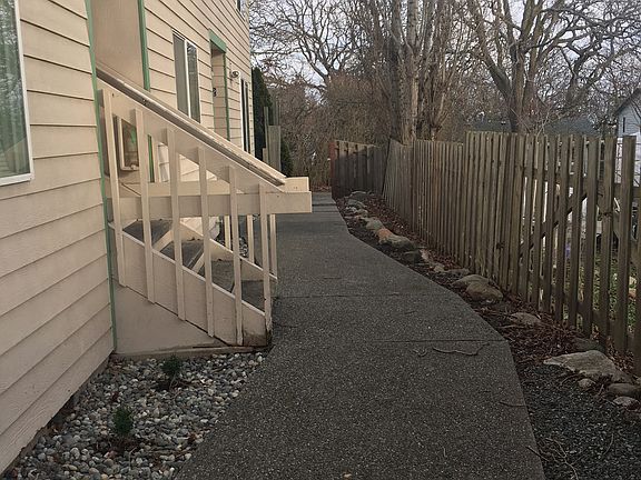 2nd image of 910 SE Ireland St