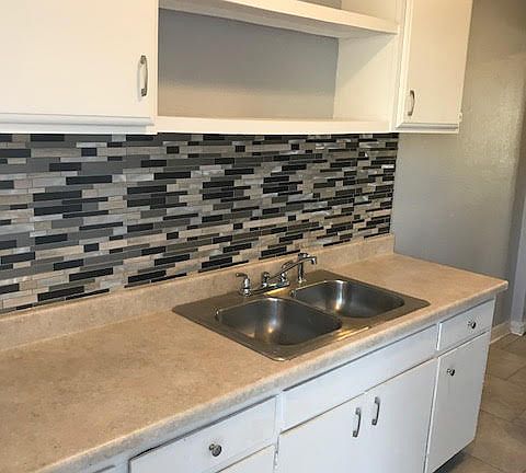 4th image of 525 SW 24th St APT 2