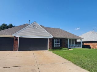 11813 SW 3rd St, Yukon, OK 73099