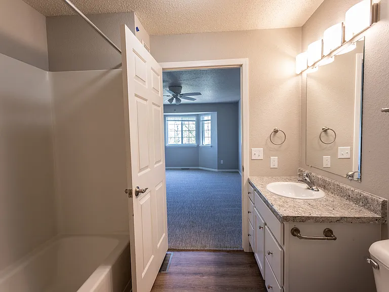 Royal Oak Apartments — Photo 17