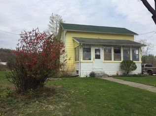 714 Newport Ave, Uhrichsville, OH 44683