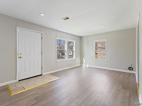 3rd image of 26076 Colgate St