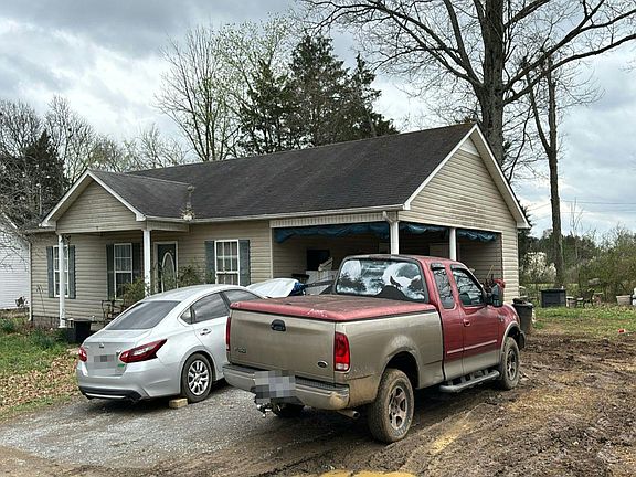 2nd image of 100 Stonefield Cir