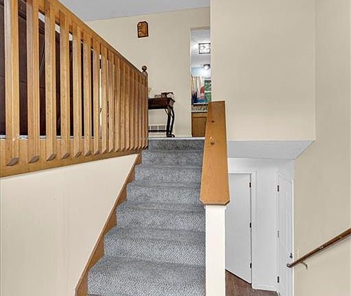 5th image of 220 Debra St
