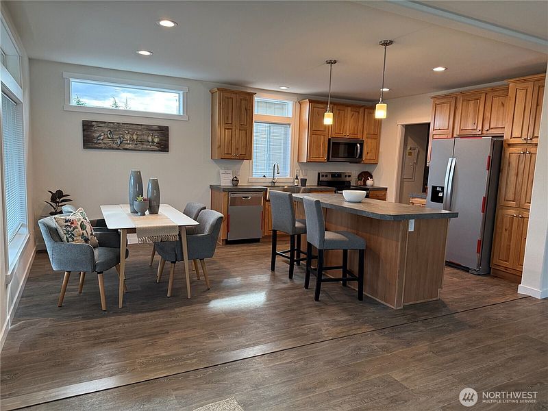 5th image of 881 N Iris Avenue