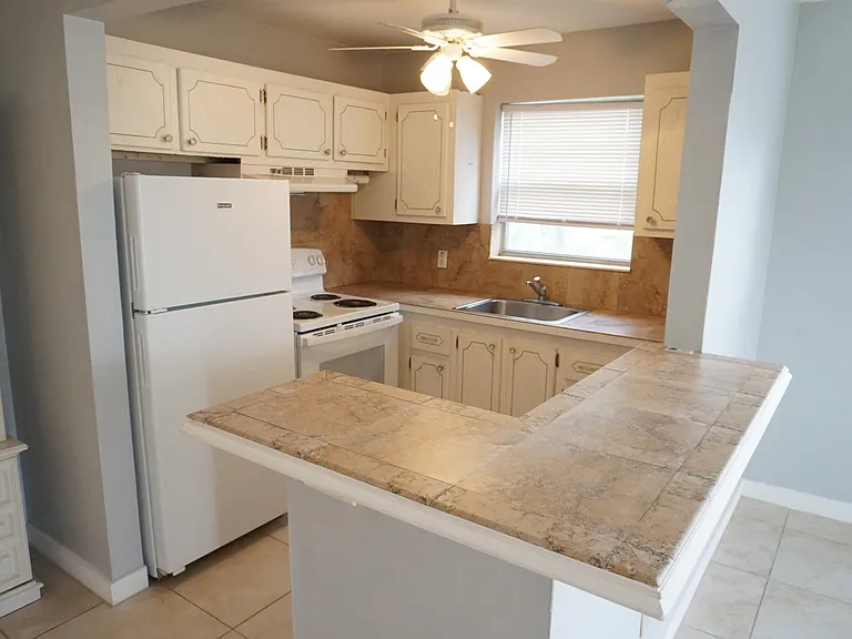 298 Windsor N #M — Photo 2