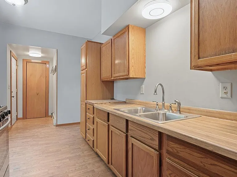 216 Belvidere St E — Photo 8