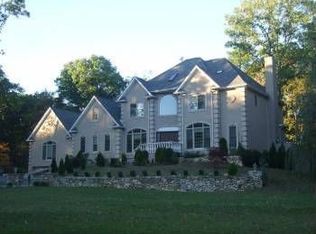 16 Wildflower Ln, Putnam Valley, NY 10579