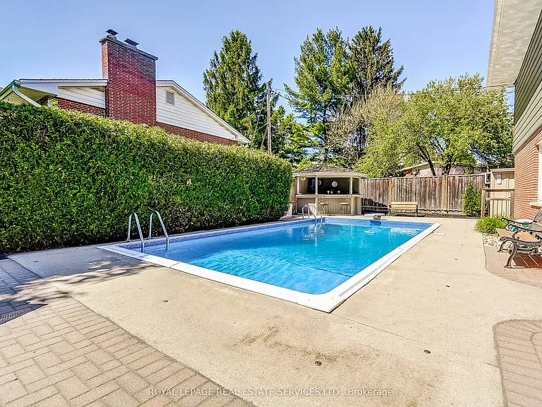 351 Strathcona Dr — Photo 45