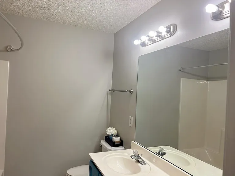 1781 Forest Side Ln — Photo 3