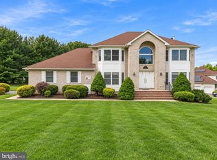 1 Launcelot Dr, Monroe Township, NJ 08831
