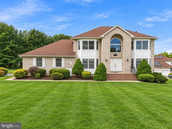 1 Launcelot Dr, Monroe Township, NJ 08831