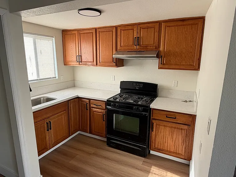 425 Center St — Photo 2