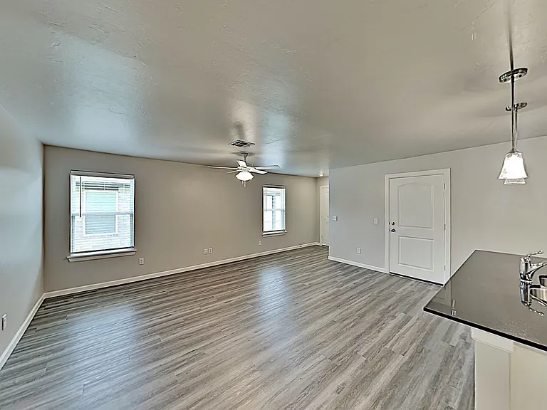 11204 Howard Dr — Photo 5
