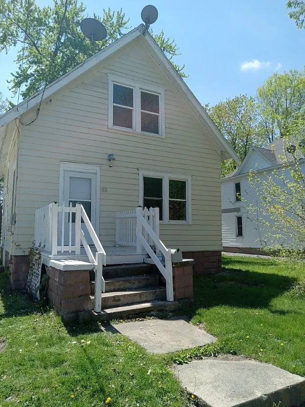 808 W McClure Ave photo 1
