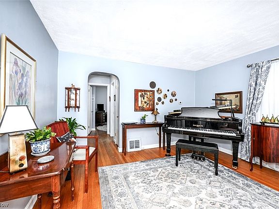 4th image of 347 N Hawkins Ave