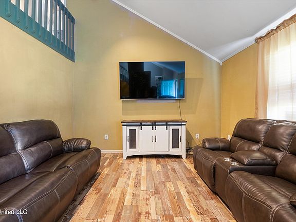 5th image of 120 Redbud Dr
