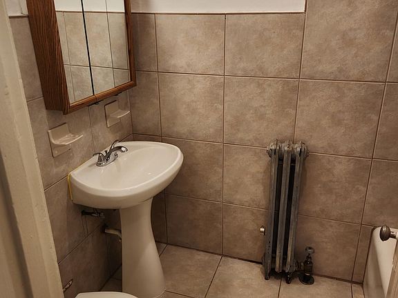 5th image of 1036 W Rosemont Ave APT 1