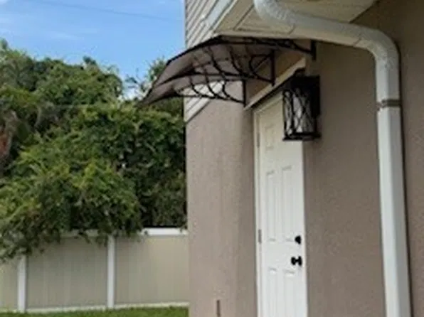 130 NE 10th Pl, Cape Coral, FL 33909