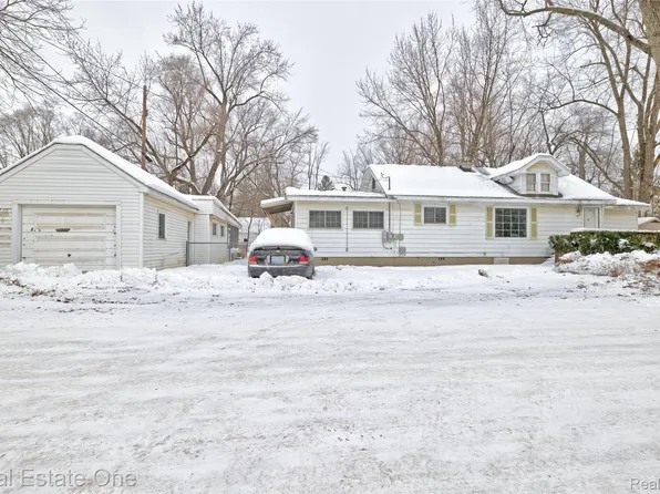 55 Mouton Dr, Lake Orion, MI 48362