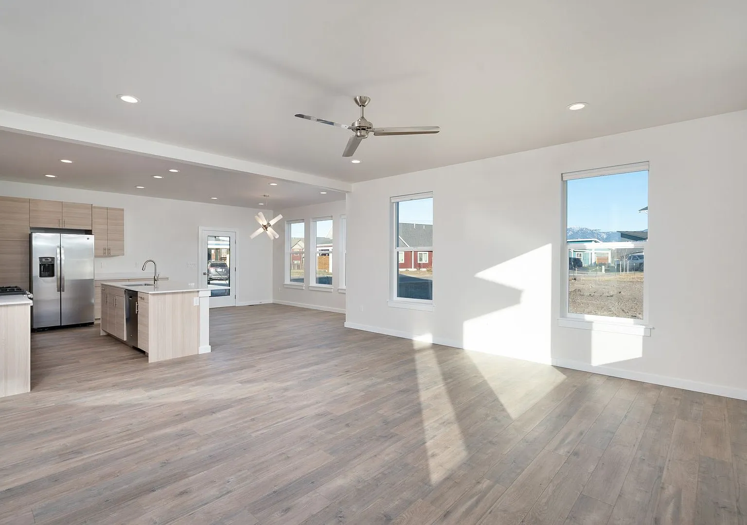Gorgeous Townhome for Rent in the Lakes Neighborhood! Walking Distance to Parks and Lakes! — Photo 3
