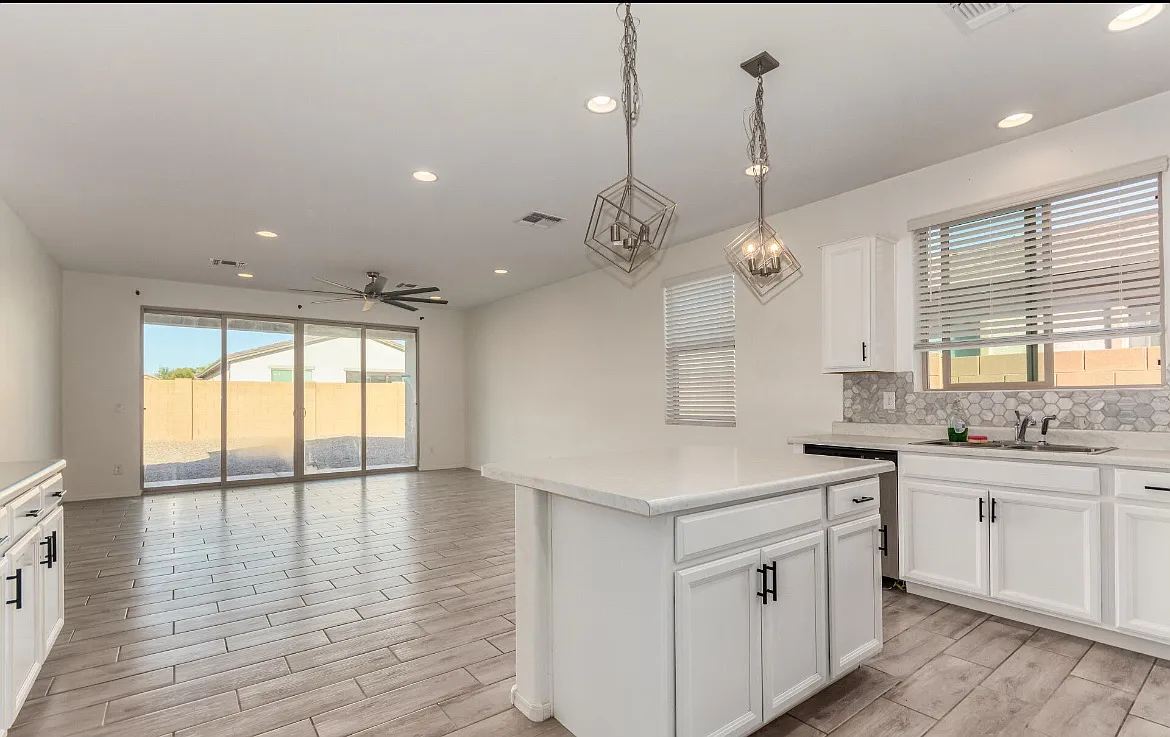 272 E Hawaii Dr — Photo 2