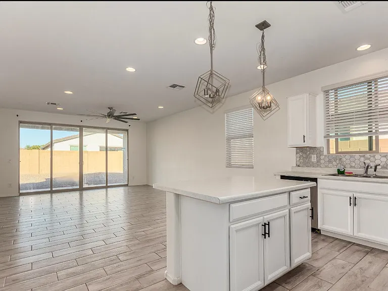 272 E Hawaii Dr — Photo 2
