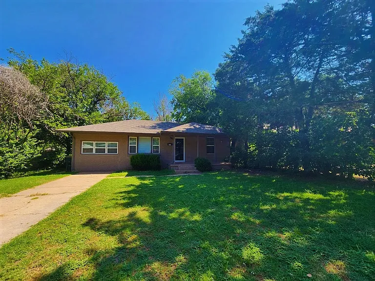 2113 Churchill Way — Photo 10