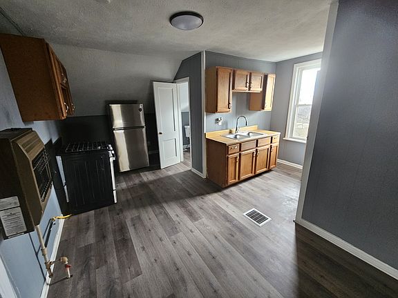 3rd image of 7040 Roy Ave