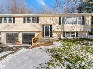 8 Fox Run Ln S, Newtown, CT 06470