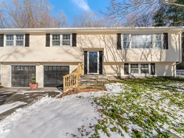 8 Fox Run Lane South, Newtown, CT 06470