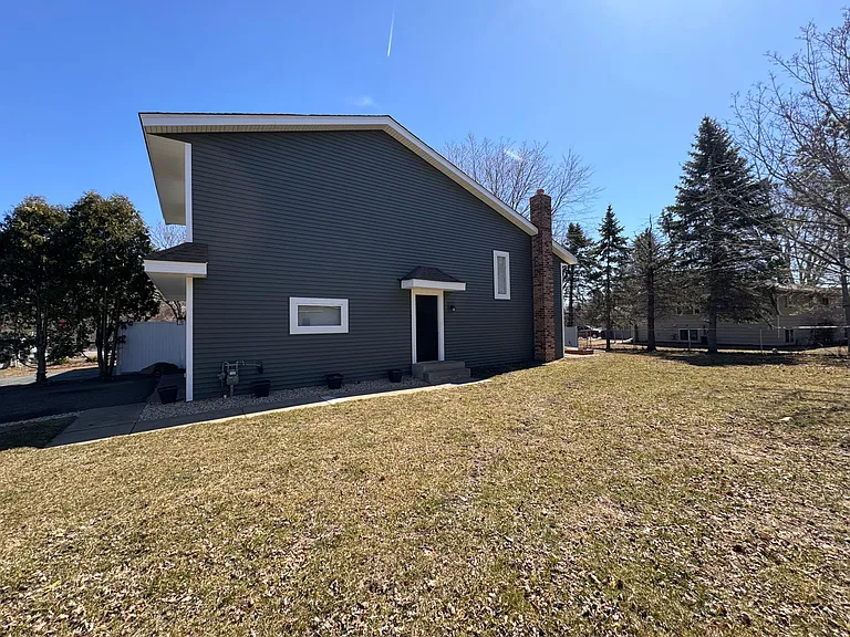 919 Welter Rd SE — Photo 2