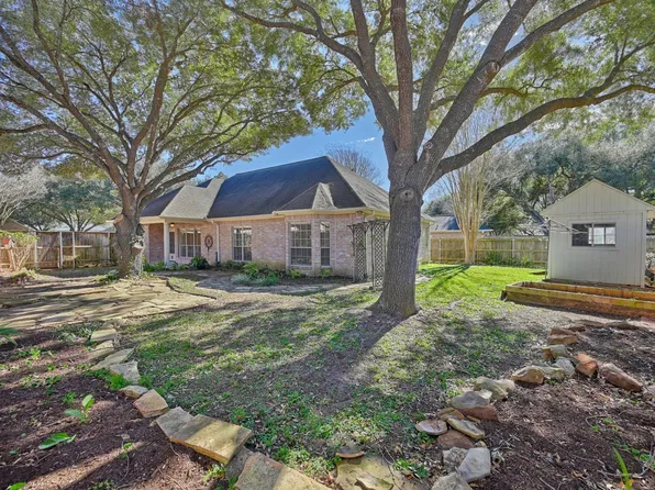 2104 Creekwood Ln, Brenham, TX 77833