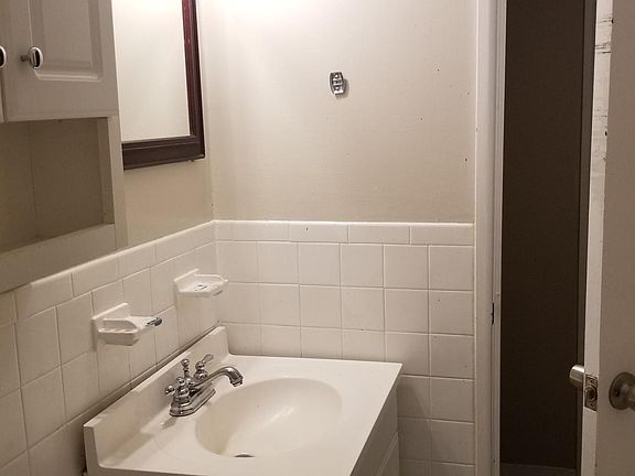 5th image of 302 Commercial St APT 33