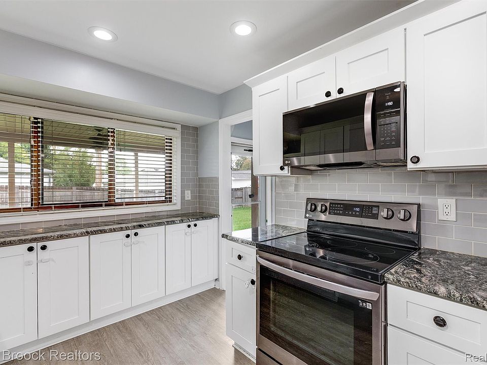 1136 N Selfridge Blvd, photo 14