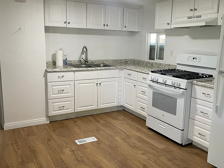 260 N Lyon Ave #95 — Photo 15