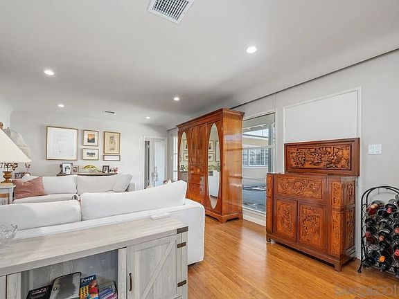 4th image of 231 Sunridge St