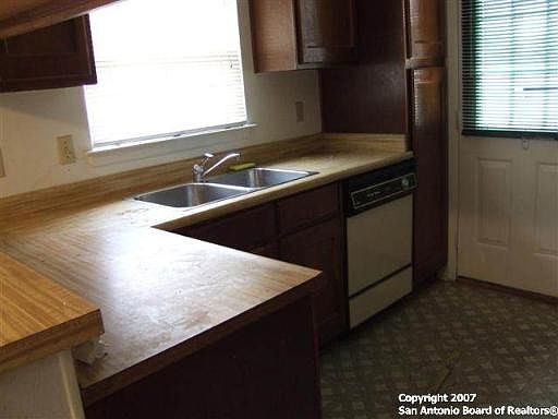 3rd image of 1211 GEN BRAGG DR