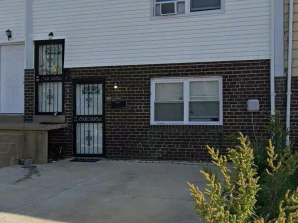 585 Allengrove St, Philadelphia, PA 19120