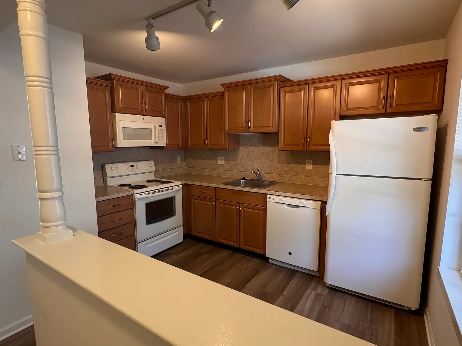 2 bed, 1.5 bath, 1500 sqft, $1,795 — Photo 2