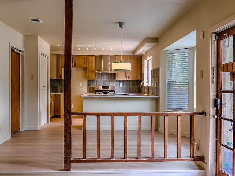 313 Renee Dr — Photo 3