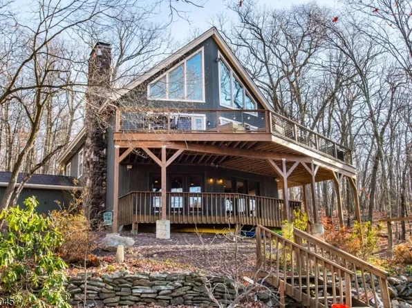 18 E Shore Rd, Bloomingdale Boro, NJ 07403