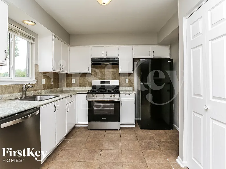 21439 W Georgetown Ct — Photo 5