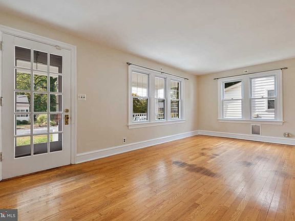 5th image of 327 Beverly Pl