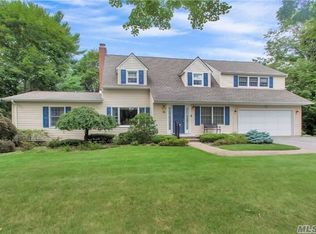 15 Holly Ln, Roslyn Heights, NY 11577