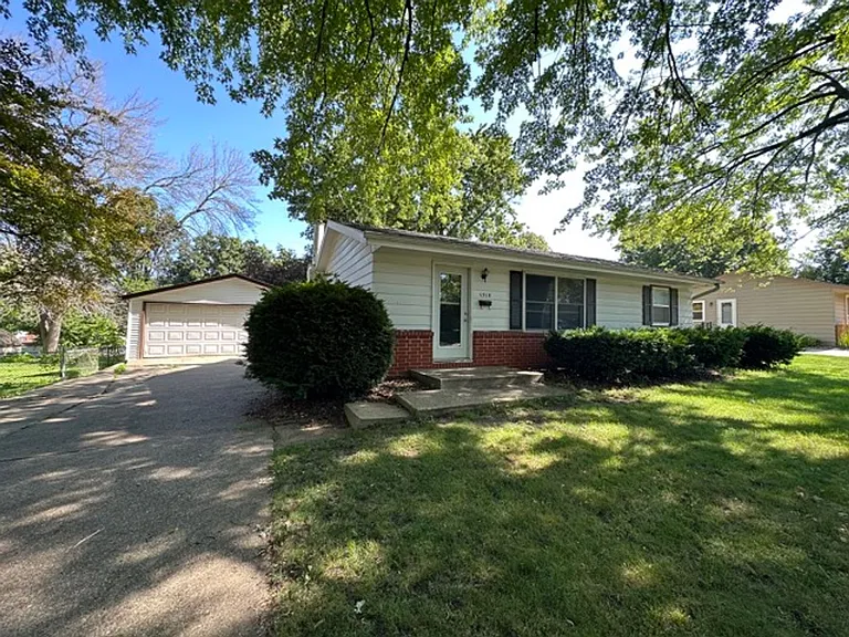 1318 SW Lynn Dr — Photo 1