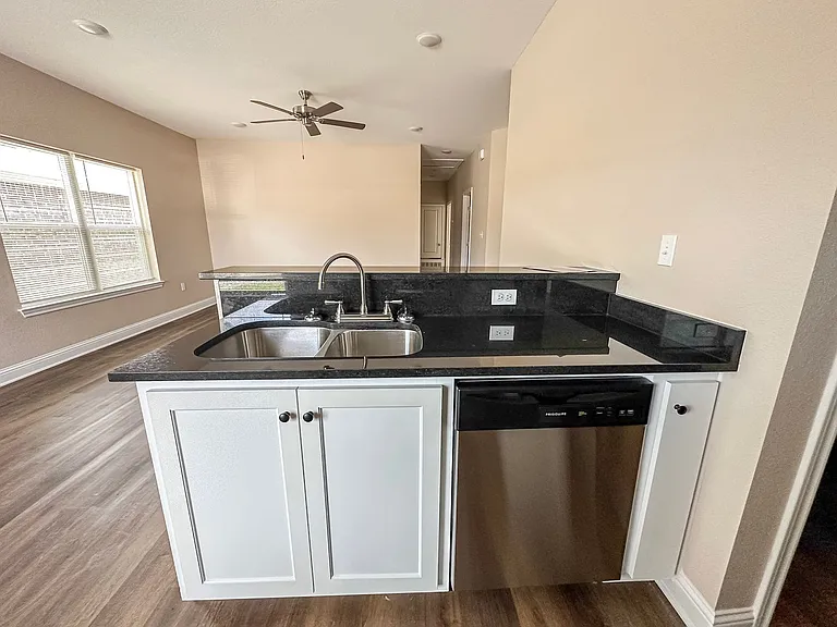 104-106 Vitava Dr W — Photo 20