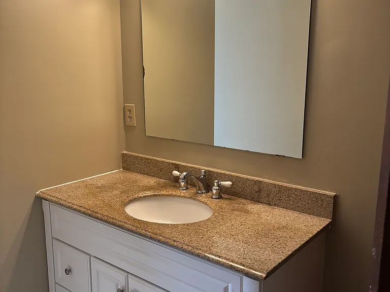 2566 Railroad St — Photo 17